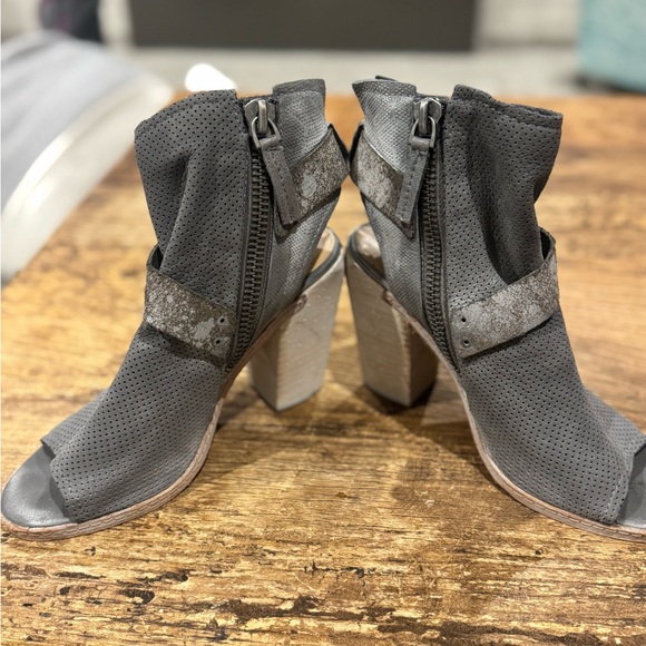 Dolce Vita Gray Women's Heeled Sandals - Picture 3 of 4